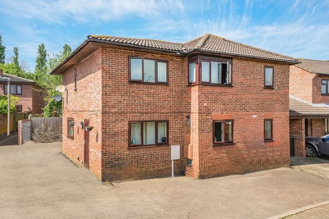 5 bed link-detached house for sale