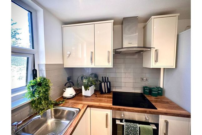 4 bed semi-detached house for sale